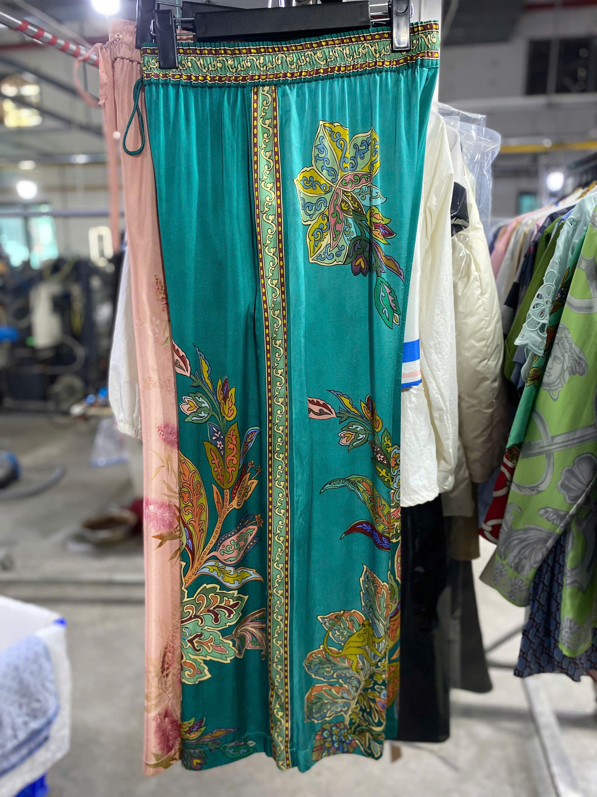 Chân váy lụa là món đồ 